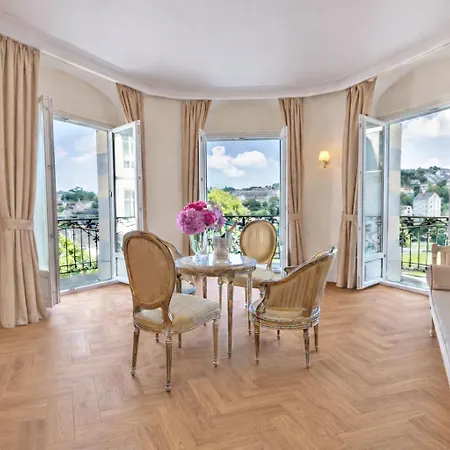 Ξενοδοχείο Grand Moderne 4*