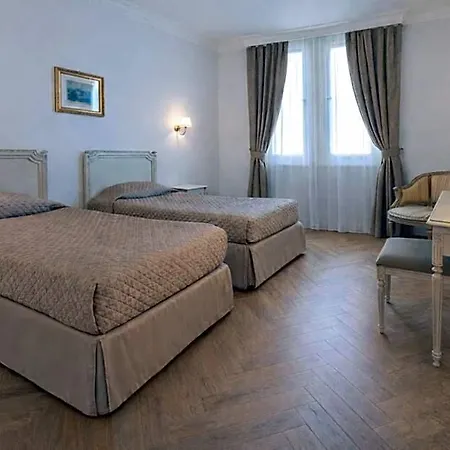 Hotel Grand Moderne 4*