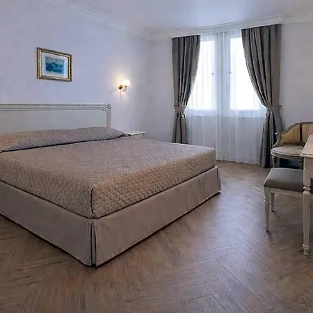 Hotel Grand Moderne 4*